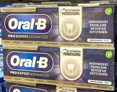 Oral B uzman ileri seviye diş macunu ambalajı ve Almanca metin.