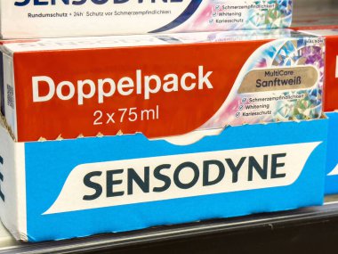 Sensodyne doppelpack diş macunu kutusu görüntüsü depoda.