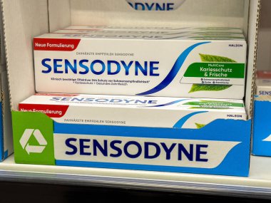 Sensodyne diş macunu ambalajı rafında görüntüleme.