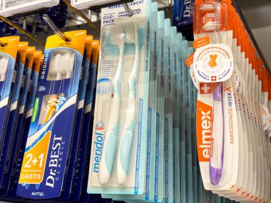 Perakende mağazası koridorunda diş fırçası ve diş macunu görüntüsü.