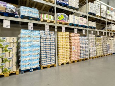 Depo koridorunda istiflenmiş tuvalet kağıdı paketleri.