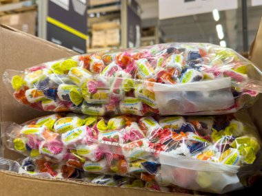 Toptan meyve aromalı sert şekerler bir depoda plastik torbalara doldurulmuş..