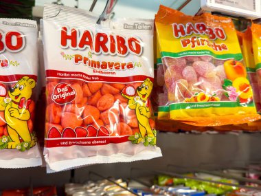 Renkli ambalajda çilek ve şeftali aromalı haribo şeker seçimi.