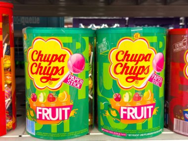 Chupa chups meyveli lolipoplar mağazada sergilenir.