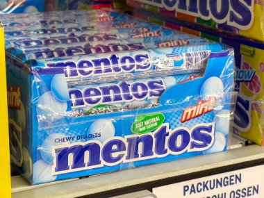 Mentos naneli sakız çiğneme sürükleyicileri raf ambalajlarını yakın plan görüntüler.