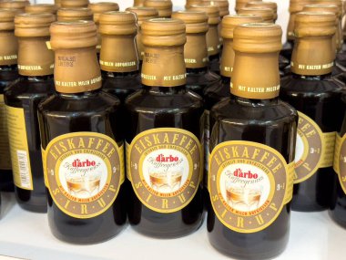 Rafta sergilenen Darbo Eiskafee şurubu şişeleri.