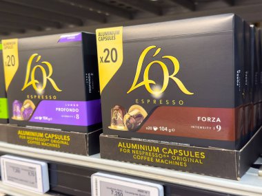 L 'or espresso kahve kapsülleri mağazada sergilenir.