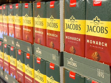 Jacobs monarch klasik kahve çeşitleri mağaza koridorunda sergileniyor..