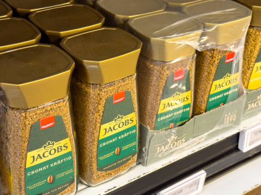 Jacobs 'un kahve kavanozları sıra sıra sergileniyor..