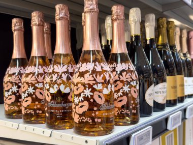 Özel yapım, çiçek dizaynlı şarap şişeleri..