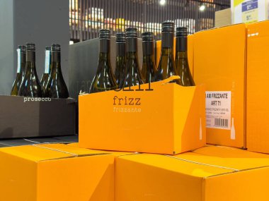 Mağazalarda sergilenen turuncu kutulardaki Prosecco şişelerinin seçimi.