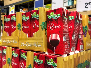 Vinidor rosso kırmızı şarap kutuları süpermarket vitrininde.