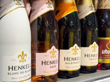Henkell rafta sergilenen köpüklü şarap şişeleri.