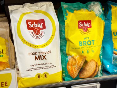 Sergide Schar glütensiz yiyecek karışımı ve brot karışımı.