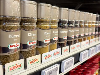 Süpermarketin rafında çeşitli baharat kavanozları çeşitli tatlar sergiliyor..