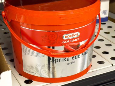 Marketteki rafta büyük kırmızı biber kovası var..