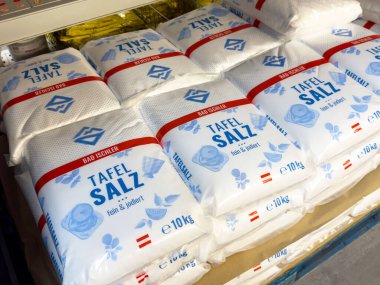 Süpermarket koridorunda Tafel salz ambalaj görüntüsü.