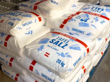Süpermarket vitrininde paketlenmiş masa tuzu torbaları.