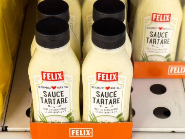 Felix tartare sos şişeleri markette rafta sergileniyor..