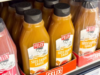 Felix süpermarketin rafında tatlı ve ekşi sos şişeleri.