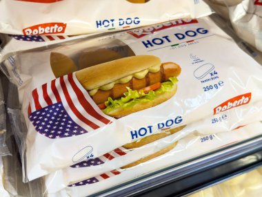 Market rafında Amerikan bayrağı tasarımı olan paketlenmiş sosisli çörekler..