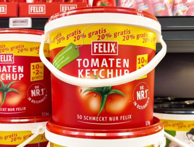 Mağaza rafında promosyon etiketli büyük Felix domates ketçap kabı.