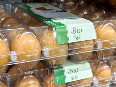 Süpermarket rafındaki çevre dostu paketlerde organik kahverengi yumurtalar..