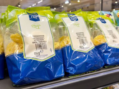 Market koridorunda paketlenmiş kurutulmuş ananas halkaları..