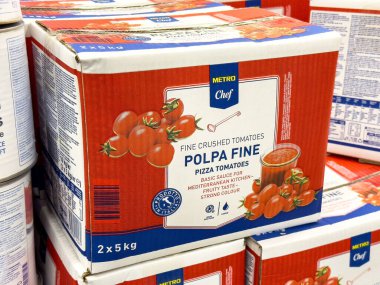 Markette pizza sosu olarak ezilmiş domates konserveleri..