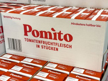 Depoda doğranmış domates paketi..