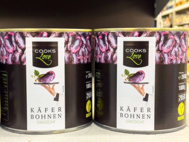 Market koridorunda sergilenen konserve mor fasulyeler..