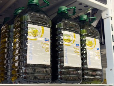 Rafta bakir zeytinyağı şişeleri var..