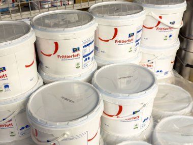 Mağazada frittierfett pişirme yağı konteynırları.