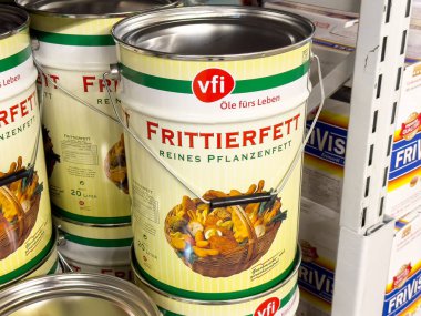 Vfi frittierfett mağaza rafındaki büyük kaplarda saf bitki yağı.