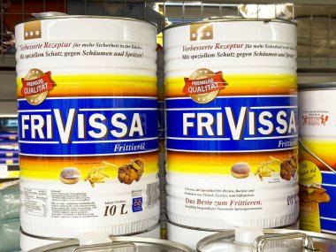 Frivissa, süpermarketin rafında Almanca metin ve 10I kapasiteli yağ tenekeleri kızartıyordu..