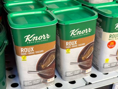 Mağaza rafında vegan etiketli Knorr profesyonel roux paketlemesi.