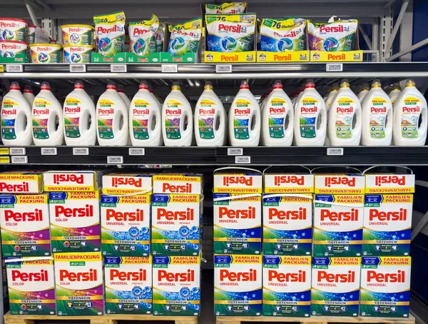 Süpermarket raflarında çeşitli peril deterjan ürünleri.