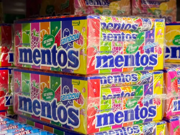 Süpermarkette canlı ambalajlı gökkuşağı mentolü yığını.