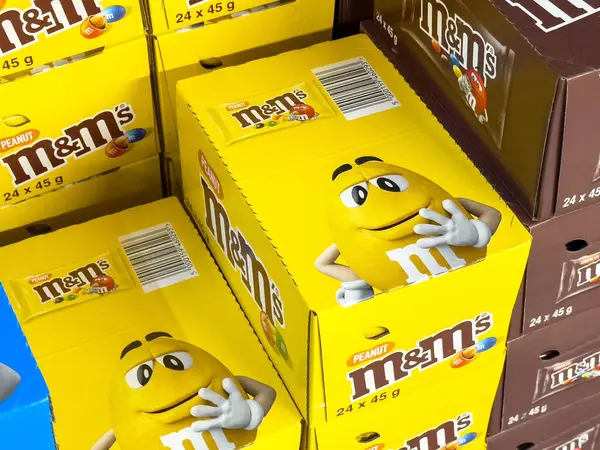 Çizgi film karakteri çizimleriyle dolu sarı fıstık kutuları..