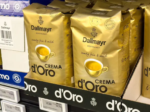 Dallmayr crema d 'oro kahve paketleri rafta..
