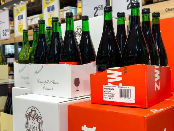 Karton kutularda çeşitli şarap şişeleri sergileniyor..