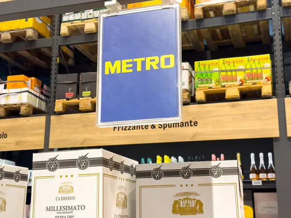 Alkol reyonunda Metro tabelasında şarap ve içki seçimleri var..