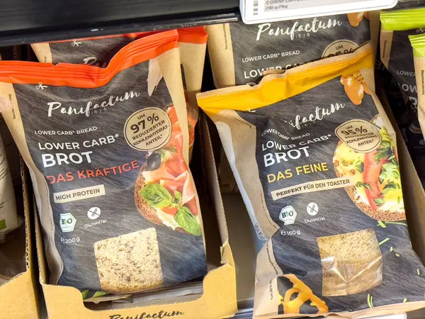 Markette besin etiketli düşük karbonhidratlı ekmek seçimi.