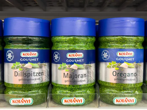 Mağaza rafında mavi kapaklı çeşitli baharat kavanozları..