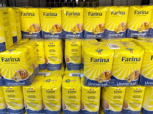 Mağaza koridorunda sergilenen evrensel farina un paketleri.