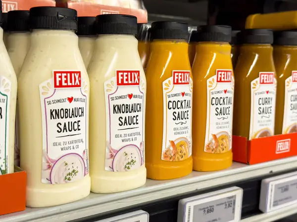 Süpermarkette raflarda bulunan Felix soslarının çeşitliliği.