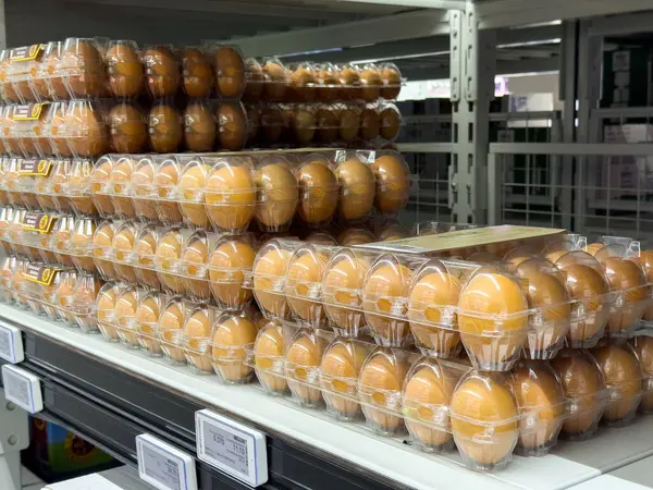 Marketin rafında duran kahverengi yumurta paketleri..