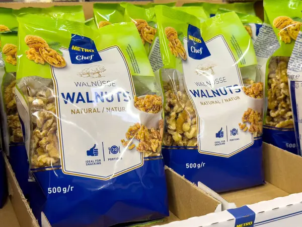 Süpermarket vitrininde satılık cevizler.