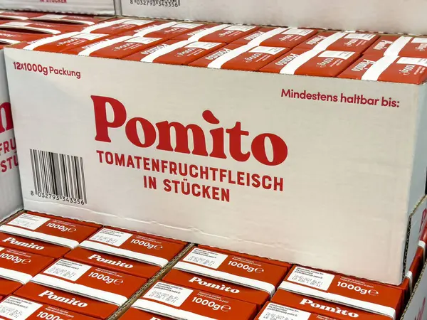 Depoda doğranmış domates paketi..