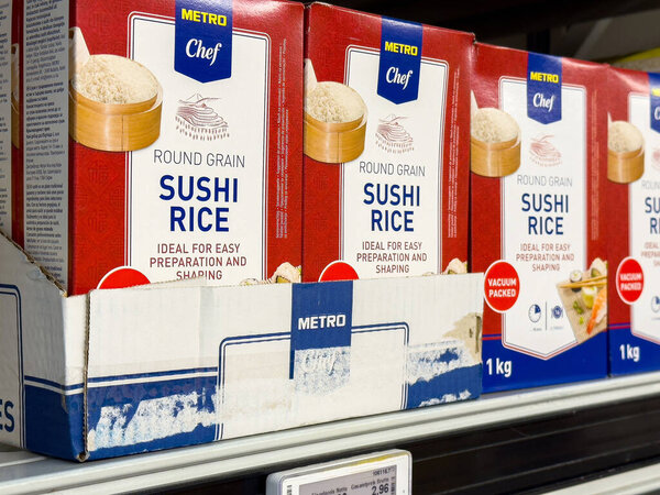 Упаковка риса из круглого зерна на полке магазина.